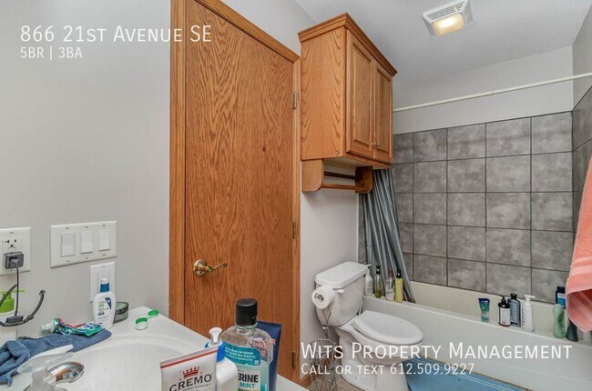 Building Photo - 866 21st Ave SE