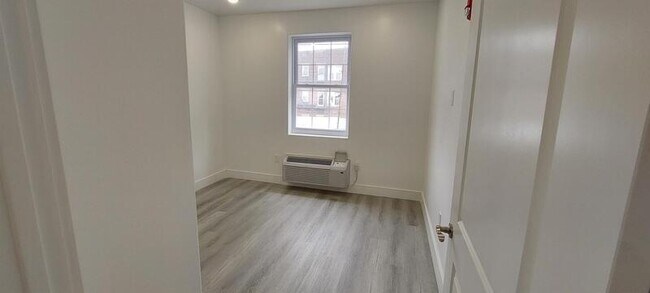 Building Photo - 273 Oak St