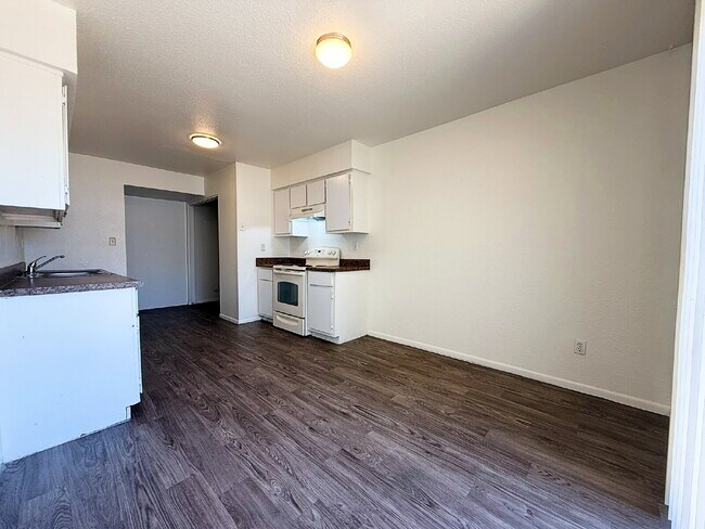 Building Photo - Bright and beautifully updated 2-bedroom h...