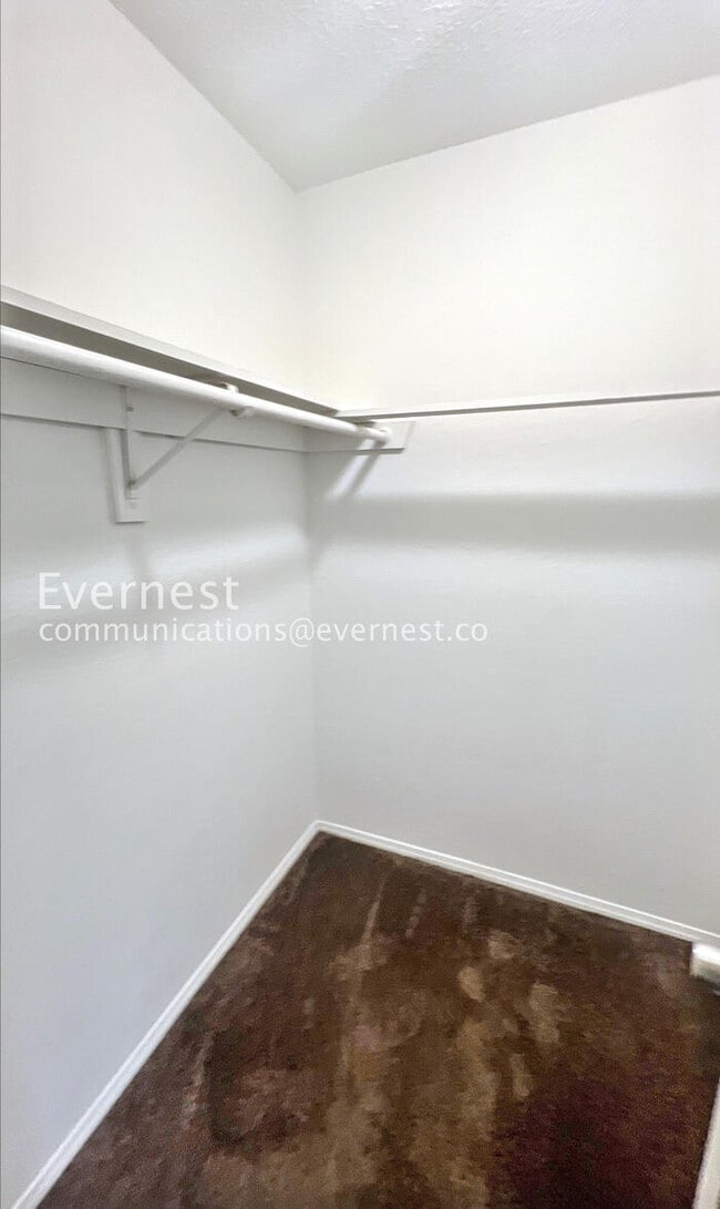 Building Photo - 309 SW Richwood Ln