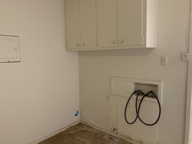 Building Photo - Spacious 2 Bedroom Duplex in Established Neighborhood