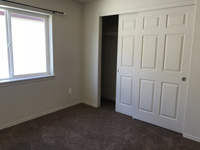 Building Photo - Well Maintained Spacious 4 BD Home with Gr...