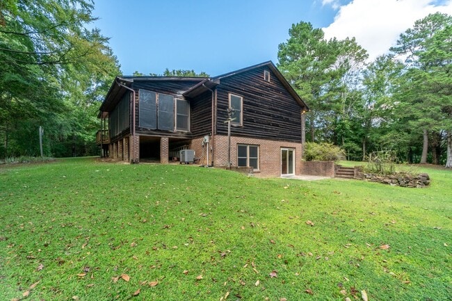 Building Photo - Meticulously maintained property with a st...