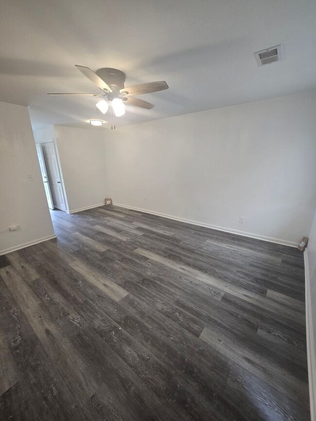 Building Photo - Section 8 Accepted 3 Bedroom w/Fenced Yard