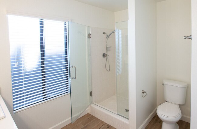 Building Photo - 2 bedroom home with wonderful location A MILE FROM THE BEACH