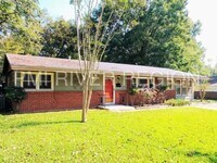 Building Photo - 3 Bedroom 2 Bathroom Home