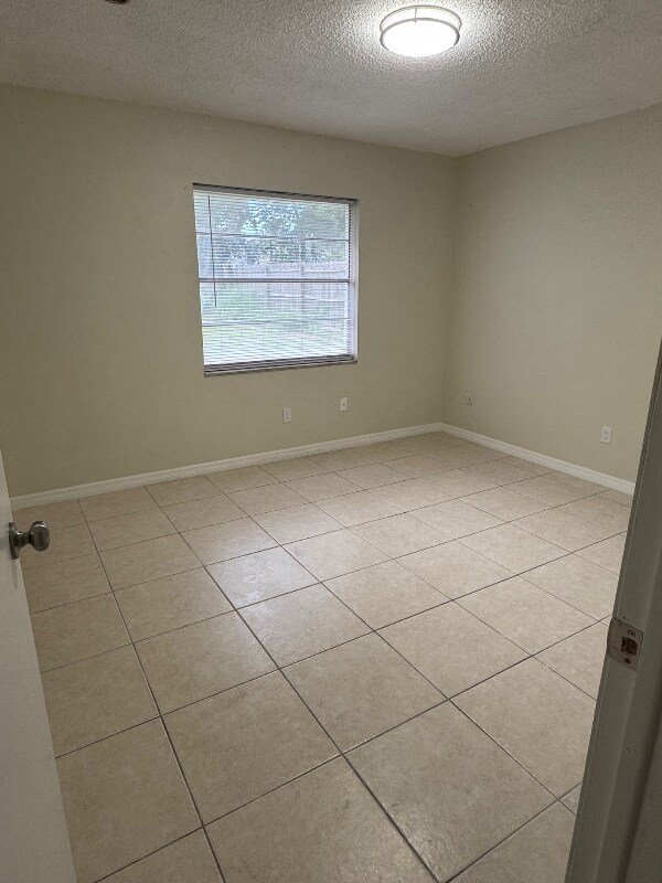 Building Photo - 1110 Outlook Dr