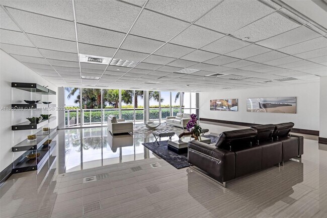 Building Photo - 16485 Collins Ave