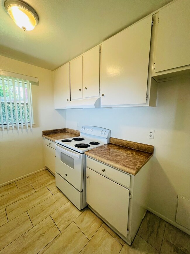 Building Photo - Beautiful 3 bedroom 2 bath single story wi...