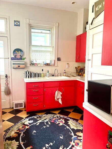 Adorable kitchen that leads to back yard - 817 E Girard Ave