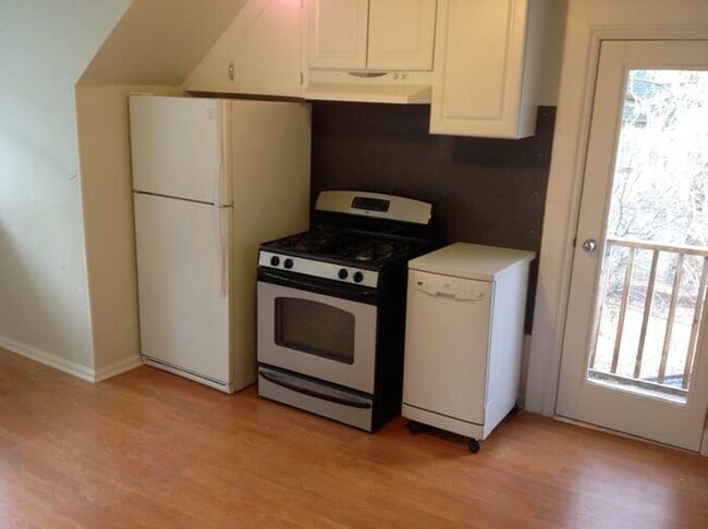 Building Photo - Avenues 2 bed upstairs unit