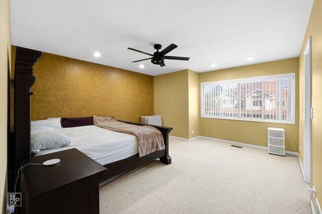 Building Photo - Gorgeous End Unit with 3 Bed/2.5 Baths and 2 Car Garage!