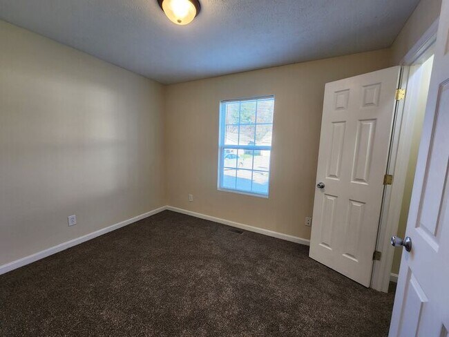 Building Photo - Large 5 Bedroom Home & Pets Welcome*