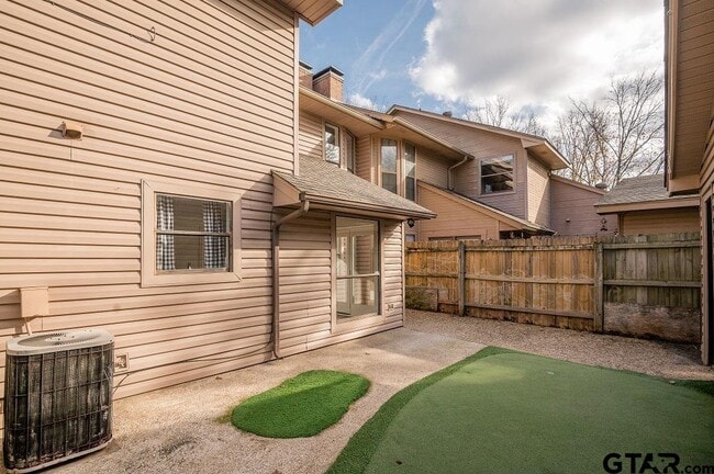 Building Photo - 5827 Hollytree Dr