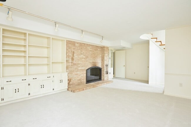 Building Photo - Sparkling and Spacious