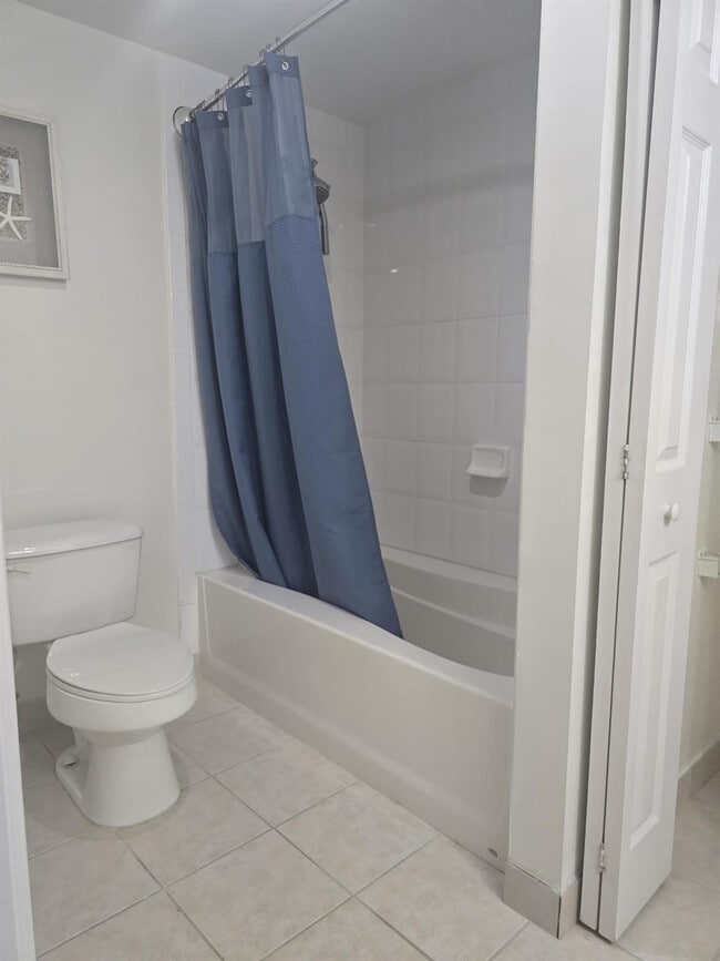 Building Photo - 7970 N Nob Hill Rd