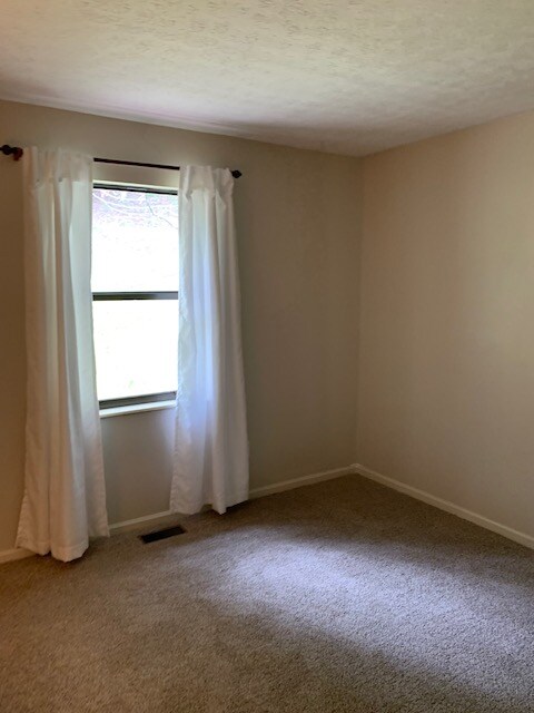 Building Photo - 1826 Mountain Dr