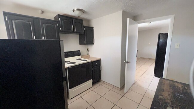 Building Photo - Beautiful home with 2 kitchens and 3 bedrooms and 2 bathrooms