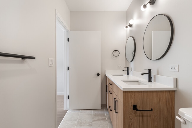 Building Photo - 805 N Milwaukee Ave