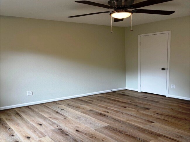 Building Photo - 5363 King Richard Dr