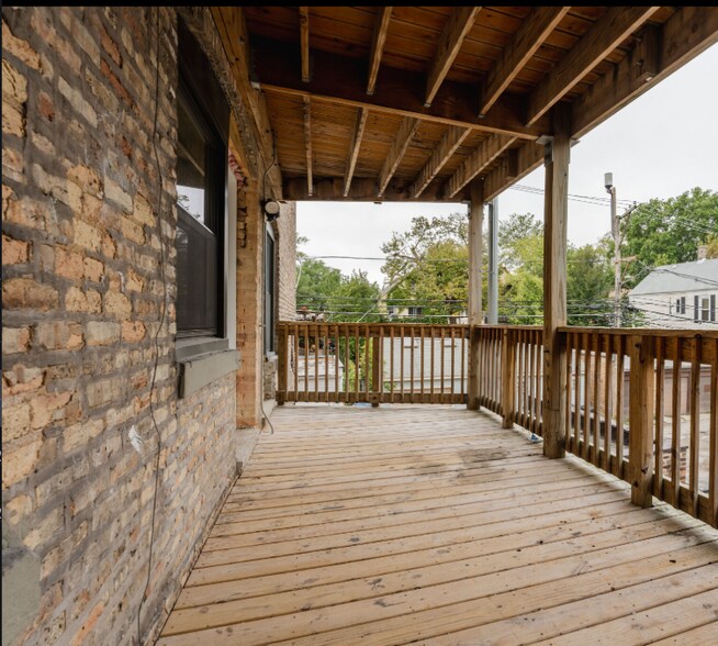 Building Photo - 1710 W Glenlake Ave