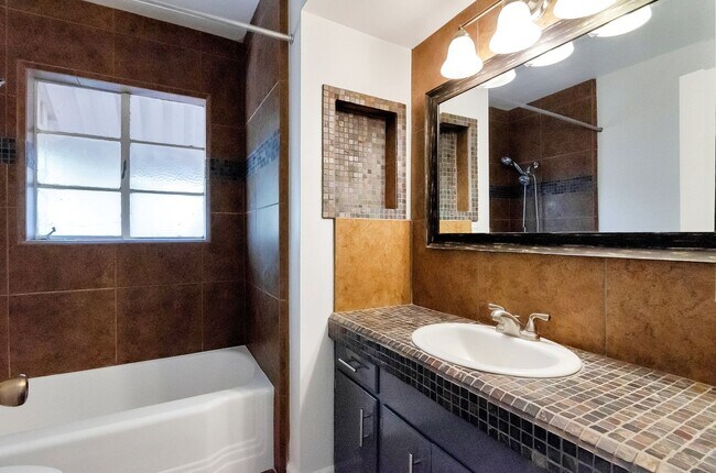 Building Photo - SFR in CENTRAL LOCATION - CLOSE TO U OF A