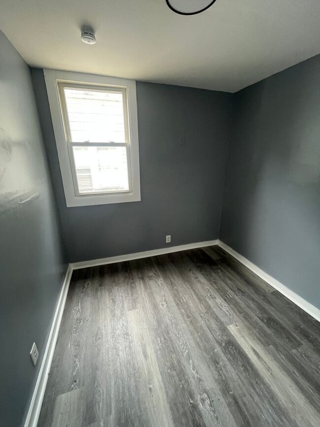 Building Photo - Section 8 Accepted! Spacious Newly Renovat...