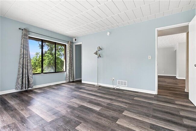 Building Photo - 533 Forest Green Dr