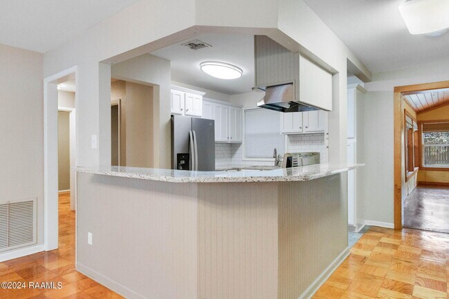 Building Photo - 325 Alice Dr