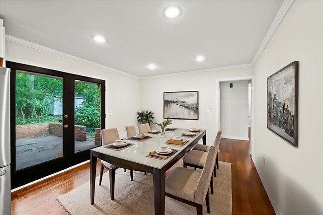Building Photo - 2038 S Akin Dr