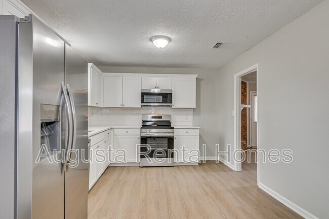 Building Photo - 208 Foxdale Dr