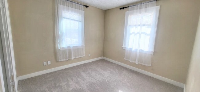 Building Photo - 2021 Kenwood Ave