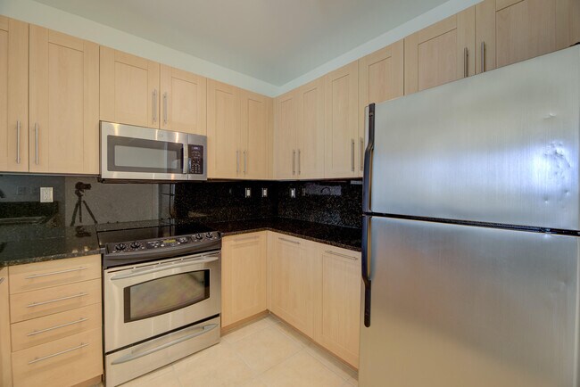 Building Photo - 511 SE 5 Ave