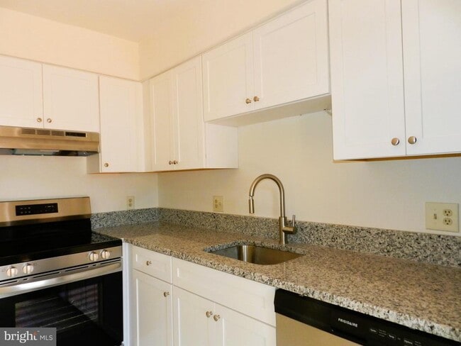 Building Photo - 5149 Dominion Dr