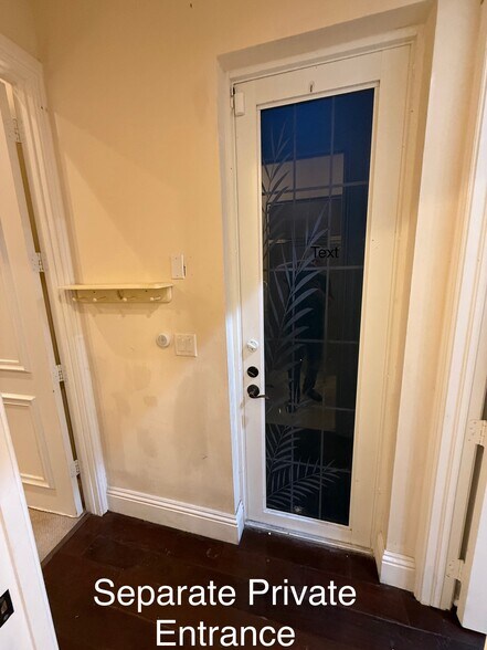 Private entrance and Entryway - 17701 Circle Pond Ct