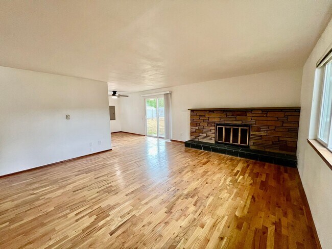 Building Photo - Updated 3BD w/ Outbuildings & Shop - Water included