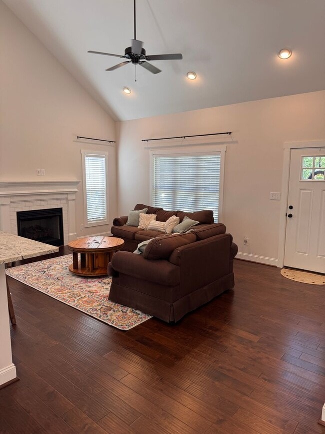 Building Photo - 3 Bedroom || 2 Bathroom Home in Forest