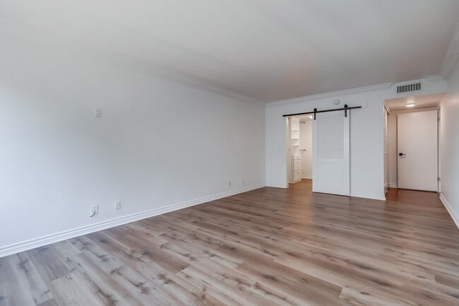 Building Photo - 435 N Oakhurst Dr
