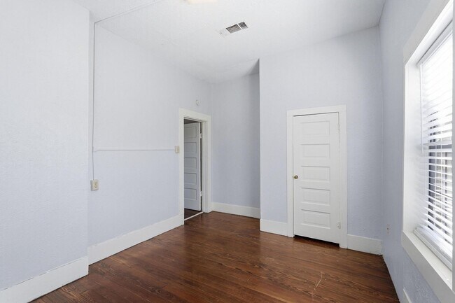 Building Photo - 516 Mill St