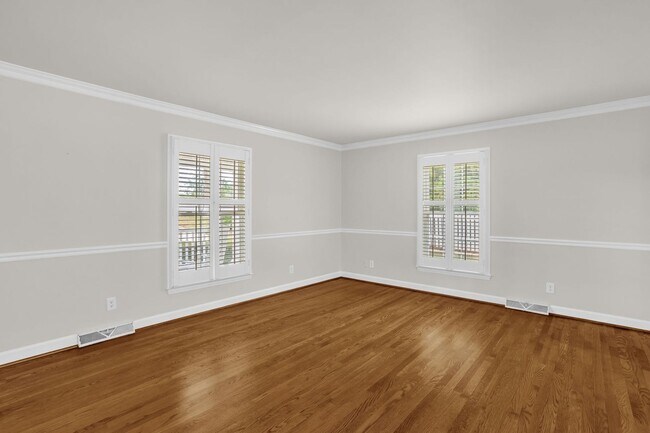 Building Photo - Classic Country Club Elegance