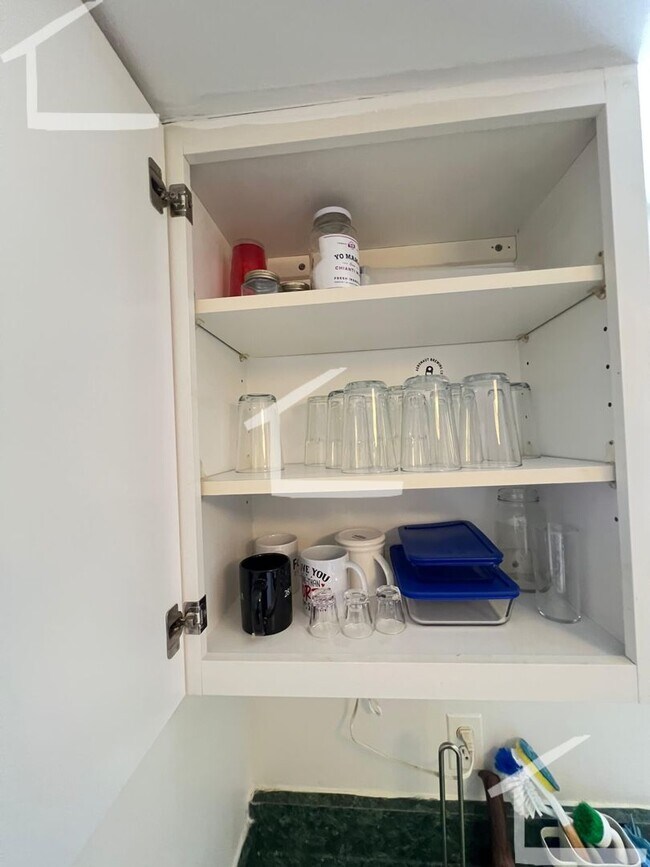 Building Photo - Great 1 bedroom condo available NOW - Northeastern