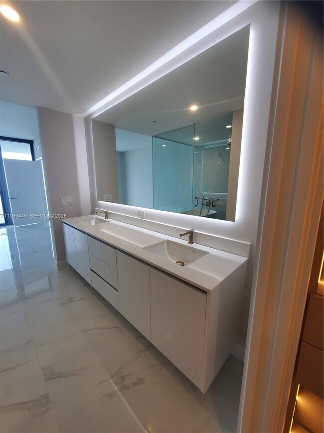 Building Photo - 700 NE 24th St