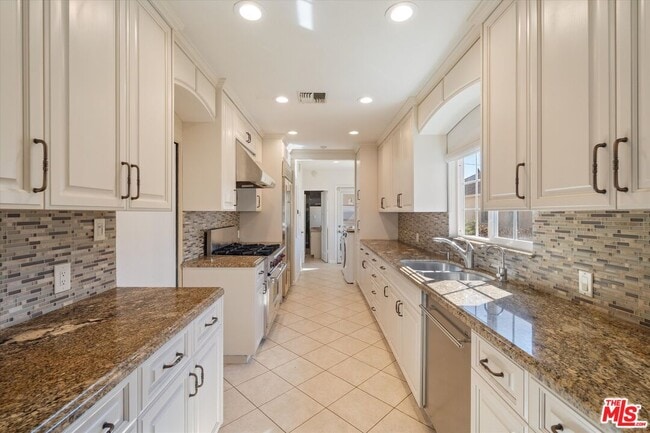 Building Photo - 208 S Rodeo Dr
