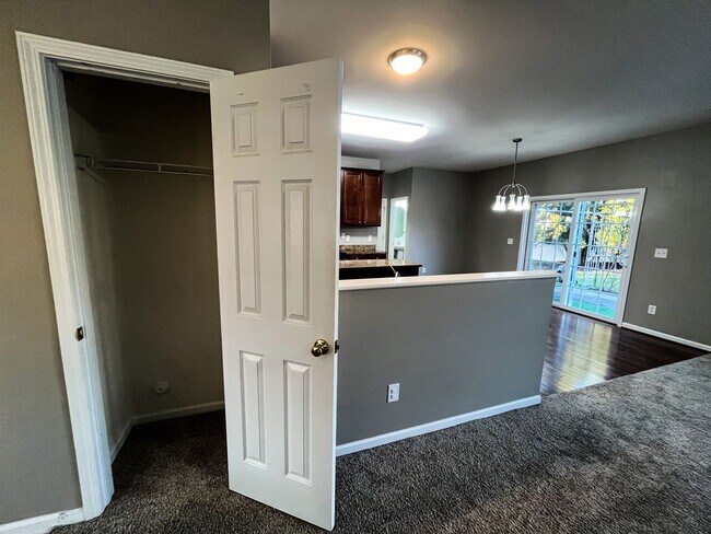 Building Photo - Gorgeous 4 Bedroom, 2 1/2 Bathroom Home in...