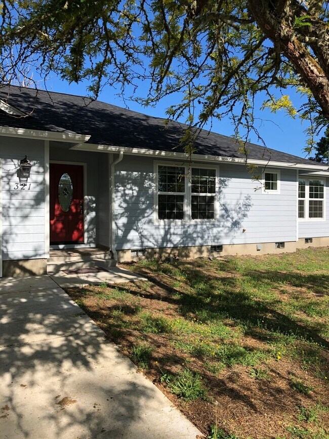 Primary Photo - Newer 3 bedroom 2 bath home in Sutherlin