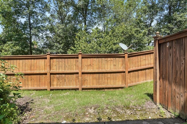 Building Photo - WONDERFUL TOWNHOUSE IN CARY-3 BEDROOMS 2 1...