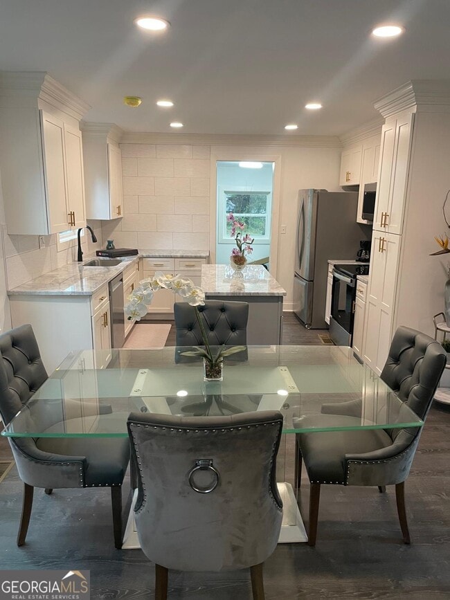 Building Photo - 1914 Montrose Dr