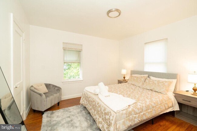 Building Photo - 1037 16th St S