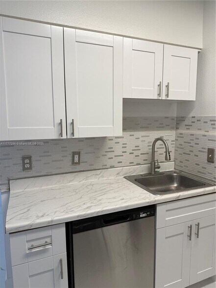 Building Photo - 3221 Sabal Palm Mnr