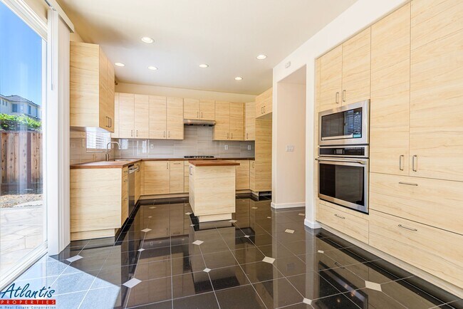 Building Photo - Beautiful Home | Remodeled Kitchen | Centr...